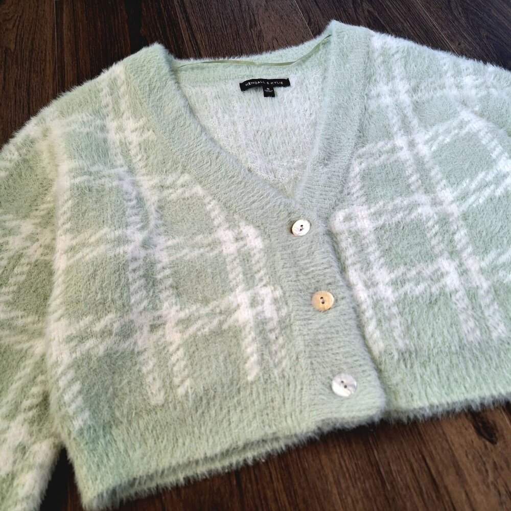 💙 Kendall & Kylie Fluffy Thick Cropped Stretch Cardigan Sweater Size S/M Preppy - Picture 2 of 8
